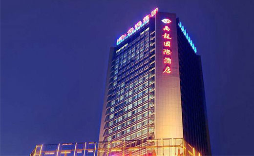 西安禹龍國(guó)際酒店是一家全新概念的準(zhǔn)五星級(jí)酒店，位于北二環(huán)迎賓大道立交橋西北角，據(jù)知周邊多處名勝古跡、旅游景點(diǎn)，地理位置優(yōu)...